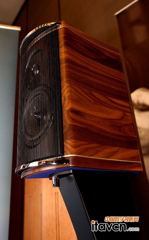 Accordo超剛性箱體由木匠大師手工打造,采用拱形實心胡桃實木結構
