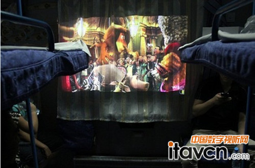 窗簾當(dāng)作幕布,效果也不錯(cuò)