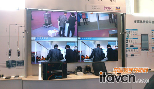 天道啟科展出美國優(yōu)派科技OP4635 2*2 46寸超級窄邊拼接屏