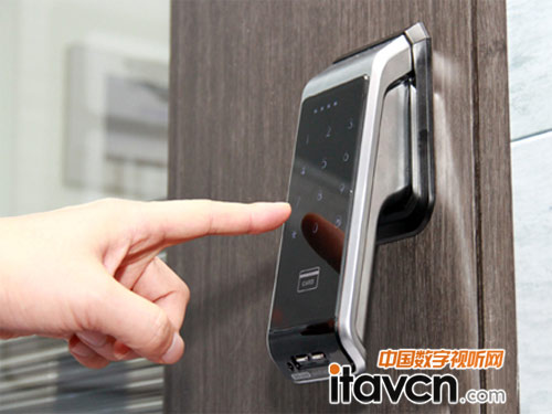 2012安博會:三星首款推拉式智能門鎖