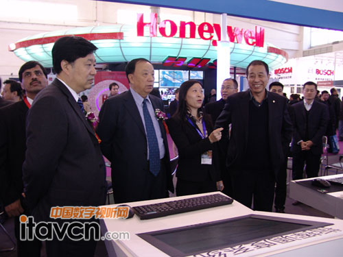 響石數碼呂秀芳總經理接待了到訪的貴賓并對現場展品進行了詳細的介紹