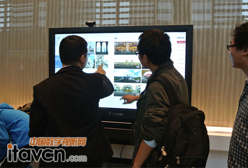 現場客戶觀看IDB WIN8界面