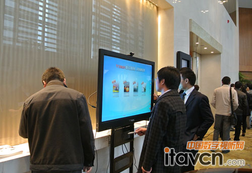 現場觀眾體驗VTRON Media海量圖像演示和多媒體軟件