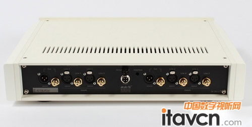 范登豪全新Emerald前級(jí)背部接口