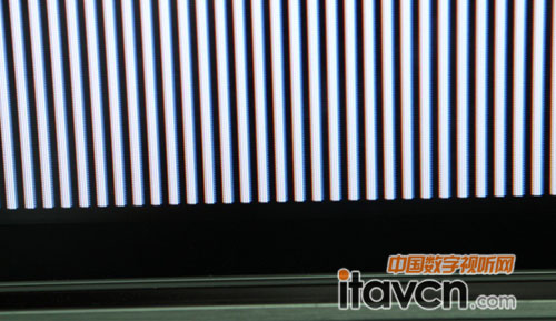 觀察黑條與白條的銜接處的清晰程度判斷顯示屏的顯示效果