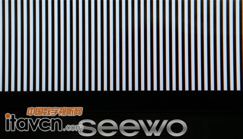 觀察黑條與白條的銜接處的清晰程度判斷顯示屏的顯示效果