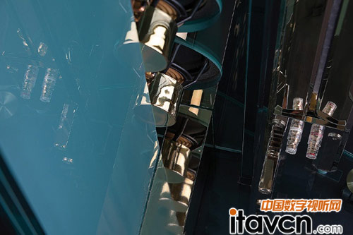 箱體內以多種不同材料融合的玻璃、以及幾何切割的組合,以金屬夾合玻璃并內覆設高效率的吸音棉