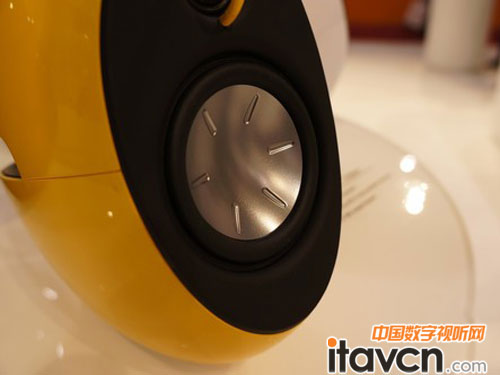 Eclipse藍(lán)牙音響在外觀設(shè)計(jì)方面顯得非常圓潤精致