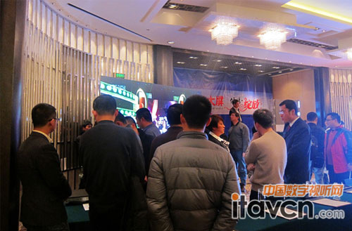 現場與會者和藍普科技的市場人員熱烈的討論