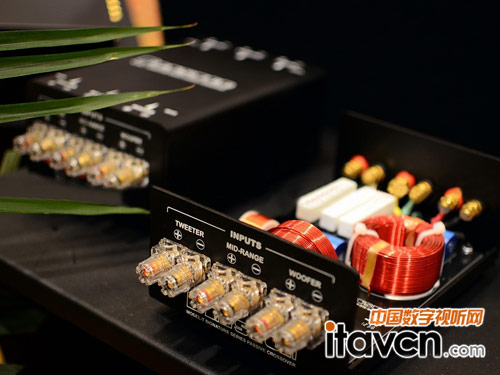 分音線路是針對Bryston擴大機最佳化的設(shè)計,并經(jīng)過精密測試和詳細(xì)調(diào)音