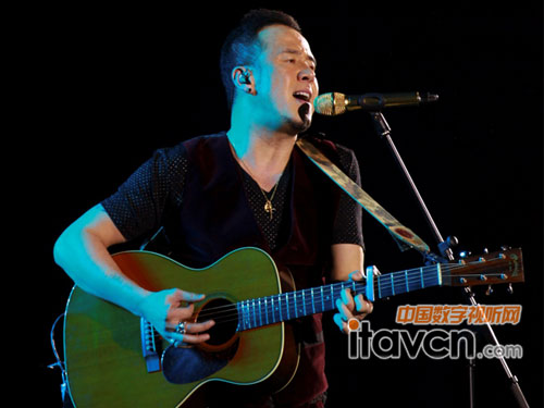 Wisycom特別為楊坤打造金色無線話筒