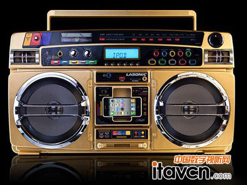 TRC-931X中間的十字槽位,支持iPod Touch橫豎擺放