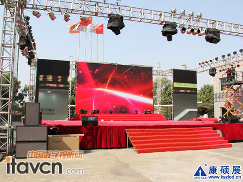 應用了LED顯示屏及專業(yè)音響視聽系統(tǒng)的舞臺效果