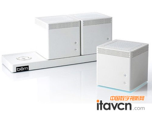 Bem Wireless出品無(wú)線音響不單是可以單個(gè)播放,還可以連接藍(lán)牙基地臺(tái)將三個(gè)音響組合在一起