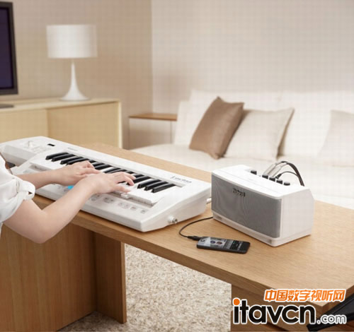 通過i-CUBELINK連接,您可以使用CUBELite監(jiān)聽音箱與CUBEJAM中的音樂一起演奏和歌唱,并將您的演奏錄制到應用程序中。