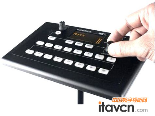 ME-1可通過CAT5網線連接40路音源(單聲道或立體聲連接),具有內置的環境話筒和立體聲輔助輸入