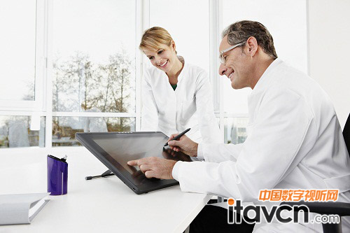 Wacom推出全新DTH-2242觸控液晶數位屏