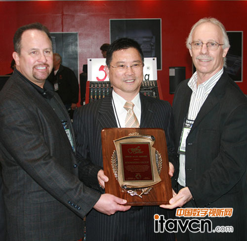 美國(guó)吉它中心客戶的Kevin Roundtree (左)和Steve Kitay (右)向王董事長(zhǎng)頒發(fā)該公司的2012 VIP獎(jiǎng)