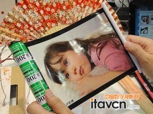 富士制造的這種聚合物隔膜的彈性能達(dá)到可彎曲的程度,頻響范圍在20-20000Hz