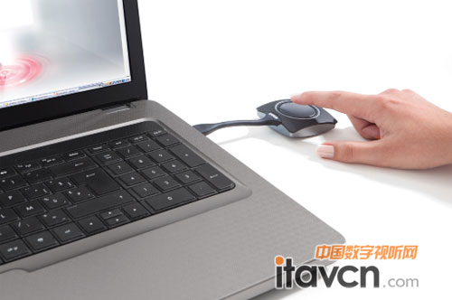 電腦上需要插接的電線只有電腦電源而已