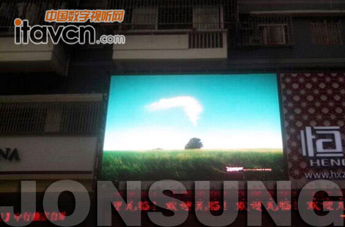 中祥創(chuàng)新LED屏打造深圳珠寶店三屏開泰