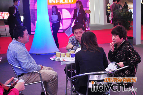 2013年廣州國際LED展,中祥創新總裁錢逢濤親臨現場與客戶商談合作項目