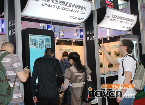 迅豹展廳前人頭攢動