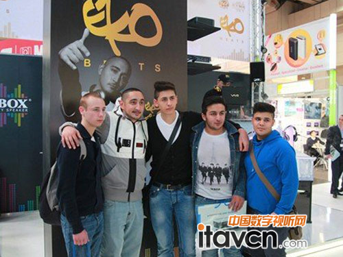 現(xiàn)場的觀眾一起合影,感覺他們在ice boy的展廳玩的很happy