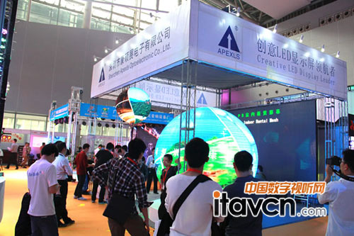 2013廣州燈光音響展康碩展電子展臺絡繹不絕的人群