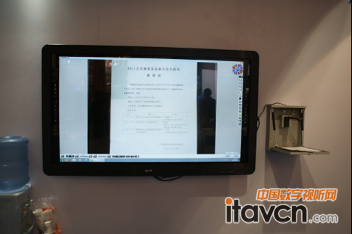 鼎易壁掛式實物展臺