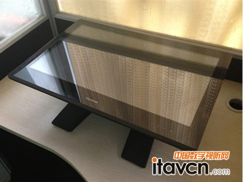 雙樞紐底座設計-“平板”模式開啟