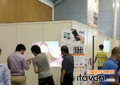 客人爭相觀看演示效果