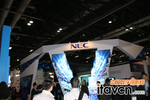 “V型”拼接顯示系統炫亮NEC展臺
