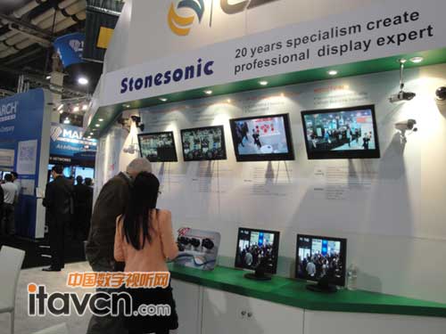 響石盛裝參加2013拉斯維加斯安防展