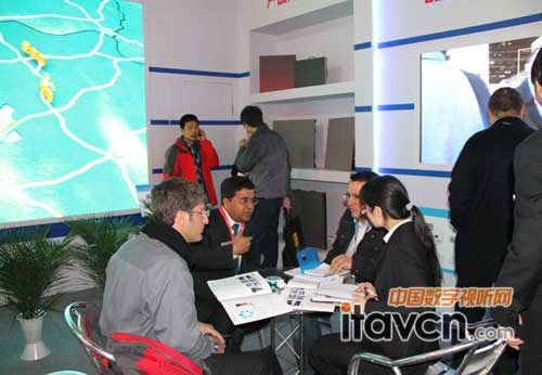 藍普員工為客戶講解