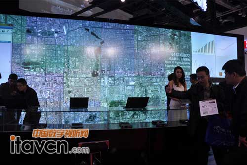 觀眾可以清晰地看到地圖上山的紋路