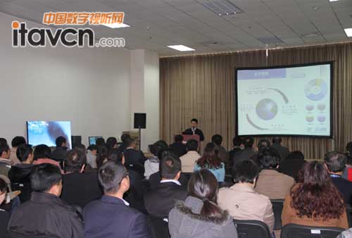 藍(lán)普科技產(chǎn)品總監(jiān)戴志明先生與參會(huì)者分享《LED高清拼接墻顯示技術(shù)》