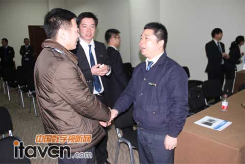 與會(huì)客戶與藍(lán)普科技產(chǎn)品總監(jiān)深入交流