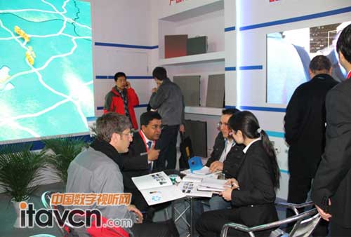 藍普科技業務員正在熱情接待客戶