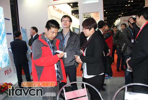 藍普科技業務員正在熱情接待客戶