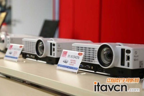 理光全新桌邊系列投影機