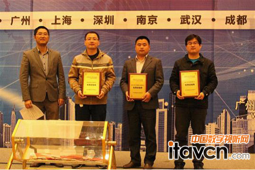 CREATOR快捷山東平臺優秀合作經銷商頒發獎牌并合影