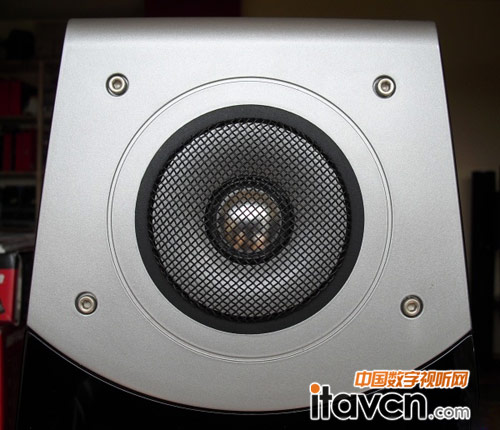 中音為13cm A-PMD改良的單元、低音則為兩只6cm A-PMD單元