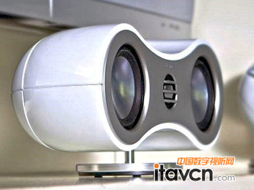 S35 HCS系統(tǒng)的高音單體配備一寸直徑的鋁合金振膜,前障板在高音單體前方有三道橫杠予以保護(hù)