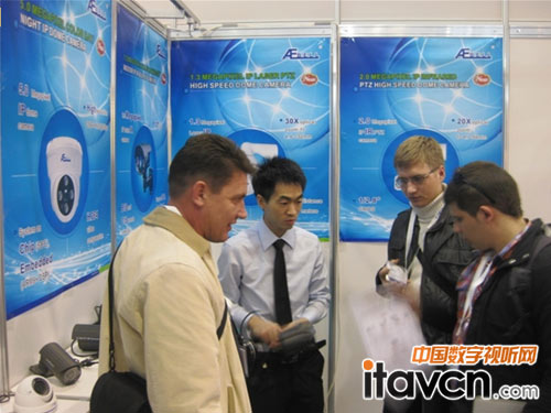 與國外嘉賓洽談