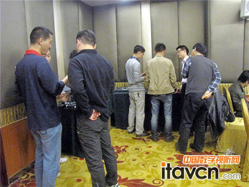 參會(huì)嘉賓觀摩CREATOR快捷最新研發(fā)"CM"模塊化高清系統(tǒng)