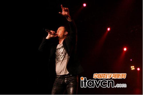 楊坤手持WisyCom無線話筒演唱中