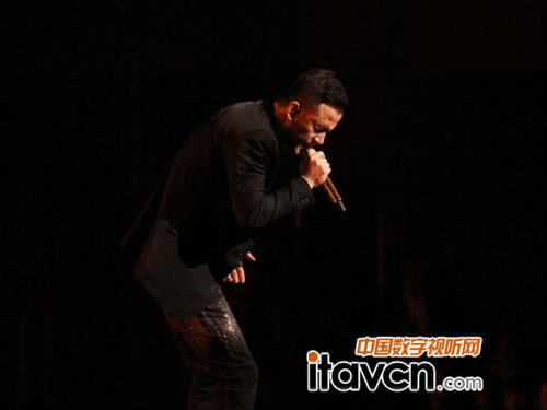 WisyCom無線話筒楊坤緊握在手