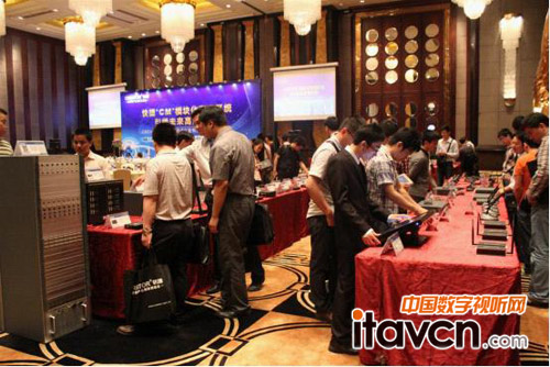 “CM”模塊化高清系統(tǒng)展示區(qū)前人頭攢動