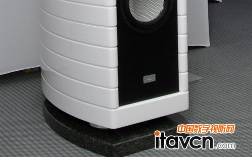 RC9的中音和低音驅動器則為專利陶瓷喇叭單元